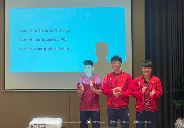 Van Truong (middle) is the captain and two vice captains of the U22 Vietnam team. Photo: VFF