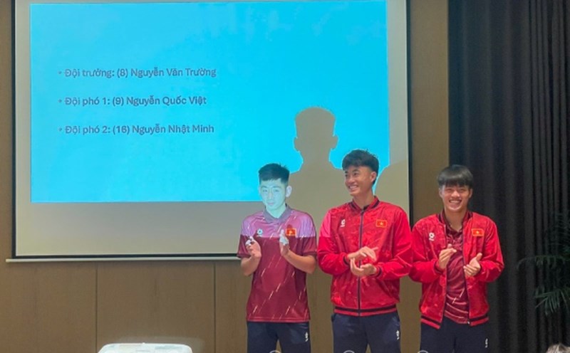 Van Truong (middle) is the captain and two vice captains of the U22 Vietnam team. Photo: VFF