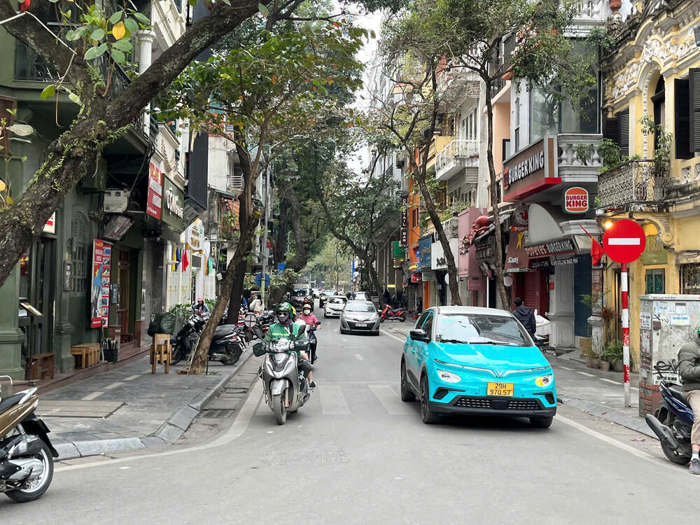 Ba Nguyen Thanh Xuan, mot cu dan tai khu vuc pho Nha Chung, chia se: “Tu ngay co quy dinh moi, tinh trang un tac giao thong giam dang ke. Truoc day, xe 30 - 40 cho di lai nhieu, tuy thuan tien cho khach du lich nhung duong pho tac nghen, o nhiem khoi bui lam anh huong den cuoc song sinh hoat cua nguoi dan“.