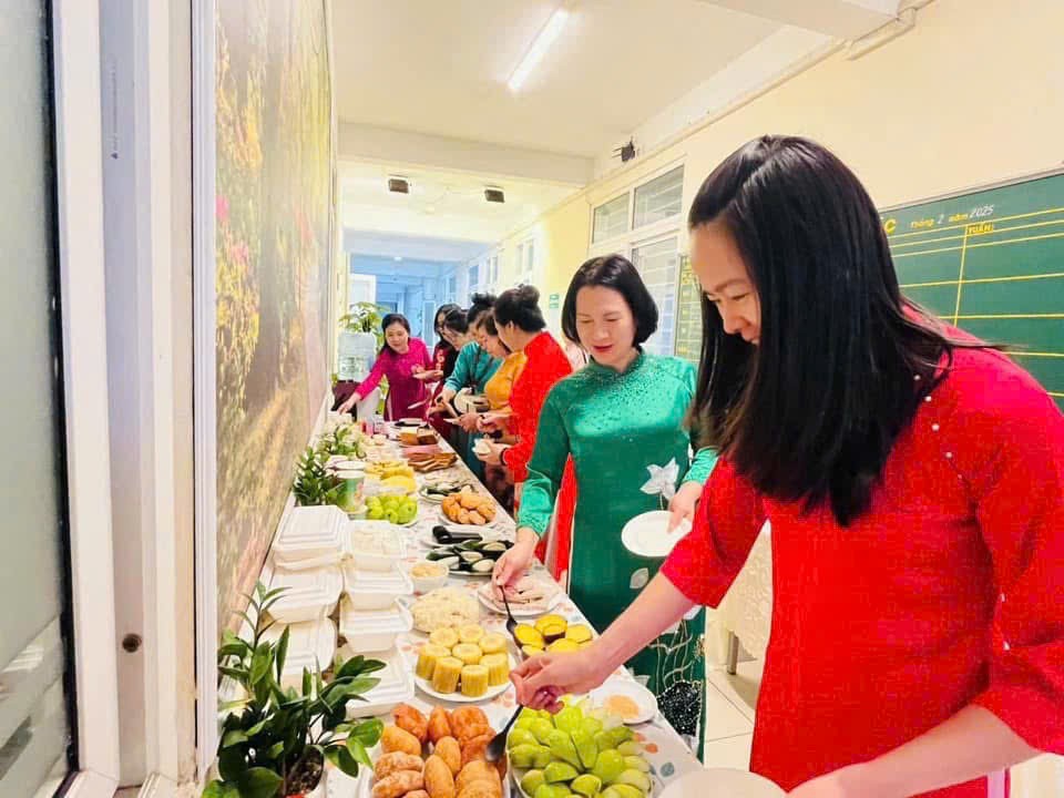 The Union breakfast program organized by the Yen Hoa Primary School Union (Cau Giay District Labor Federation) was responded to by union members. Photo; Trade Union