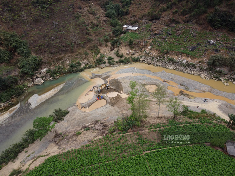 The Gam River is muddy due to sand mining. Photo: PV Group.