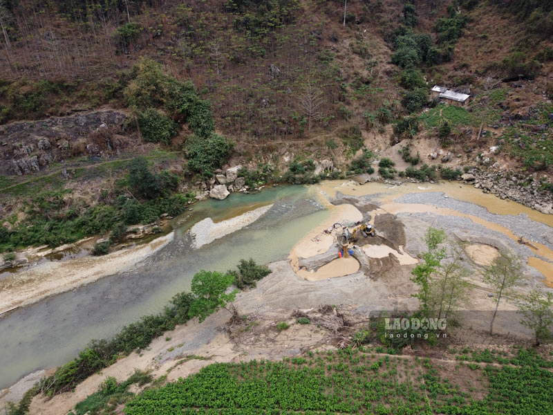 Nuoc theo dong chay ve thi tran Bao Lac. Anh: Nhom PV.