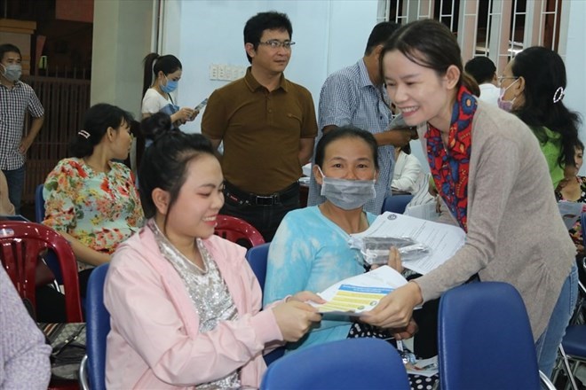 Khanh Hoa is making efforts to propagate and build support policies to increase the rate of workers participating in social insurance in the area. Photo: Phuong Linh