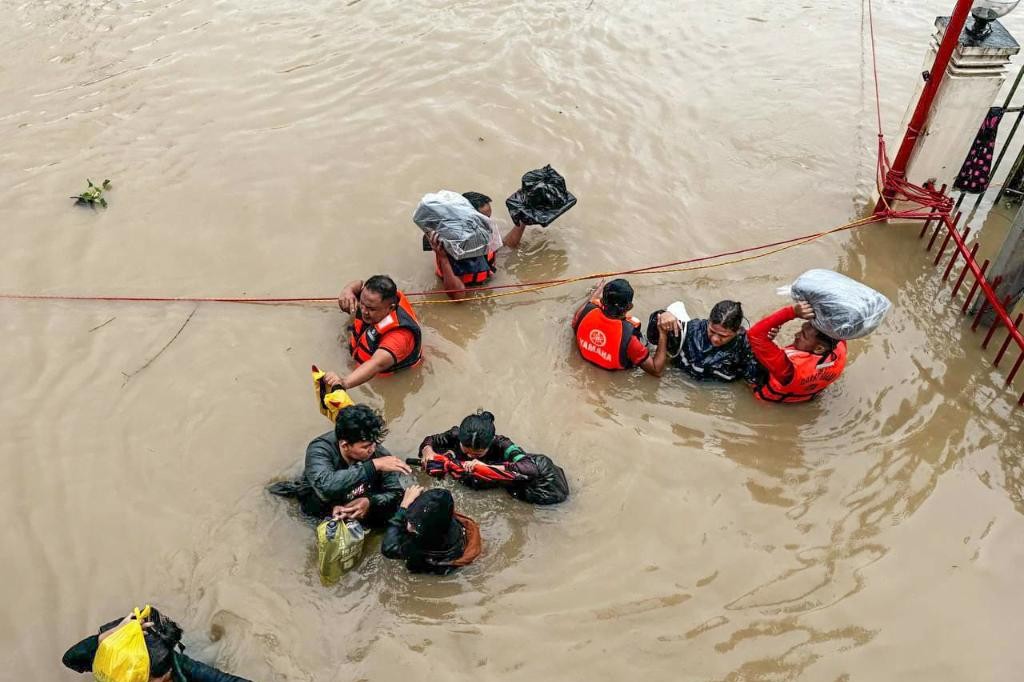 La Fuerza de Rescate evacuo a las personas de las inundaciones causadas por las tormentas de Tra Mi en la provincia de Camarines Sur, Filipinas, 24.2024 de octubre. Foto: Xinhua