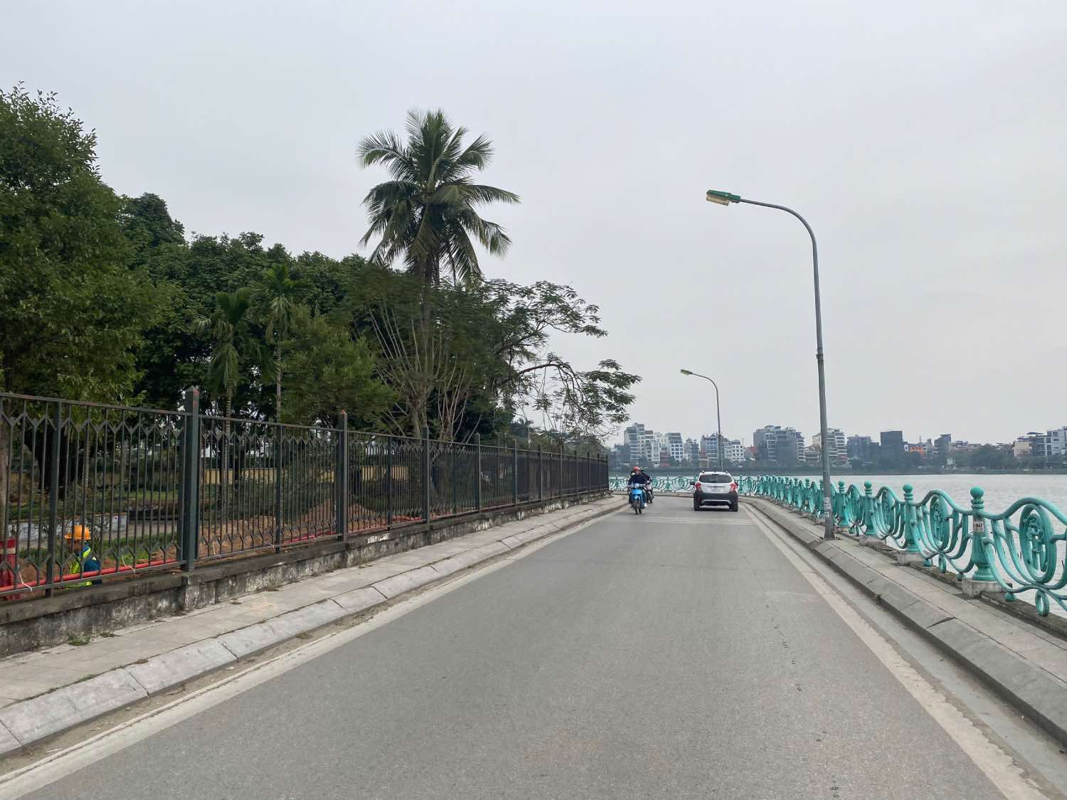 Hanoi will expand the roads around West Lake. Photo: Nhat Minh