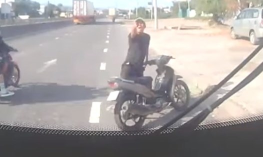 Tài xế xe buýt bị nhóm thanh niên vây đánh gần khu vực Cảnh sát Giao thông ở Khánh Hòa. Ảnh: Hữu Long