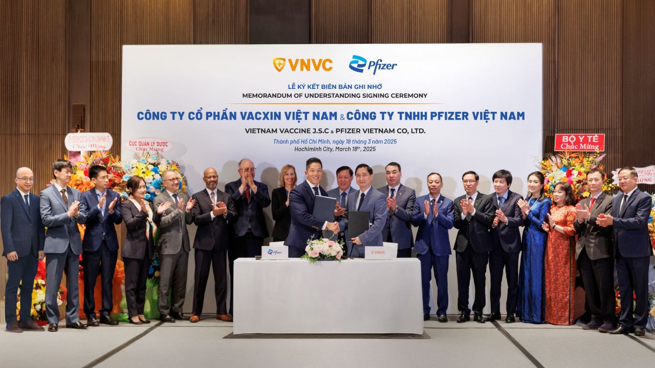 Ong Darrell Oh, Tong Giam doc Pfizer Viet Nam va ong Ngo Chi Dung, Chu tich Hoi dong Quan tri kiem Tong Giam doc He thong tiem chung VNVC va Nha may Vac xin va Sinh pham VNVC ky bien ban ghi nho hop tac trong linh vuc san xuat vac xin. Anh: Huu Luan