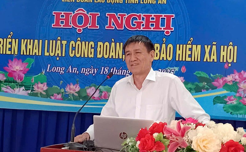 Mr. Le Dinh Quang presented the content of the implementation of the Trade Union Law and the Social Insurance Law 2024 to Long An Provincial Trade Union officials. Photo: Ky Quan