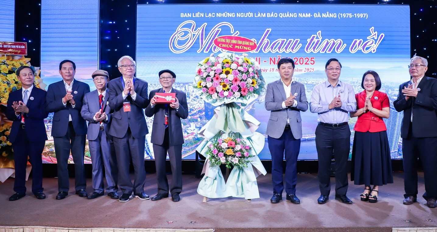 Mr. Luong Nguyen Minh Triet, Secretary of the Quang Nam Provincial Party Committee and leaders of Quang Nam province presented flowers and gifts to congratulate the people working in Quang Nam-Da Nang newspapers (in the period of 1975-1997) on the occasion of the 50th anniversary of liberation. Photo: Nguyen Dinh