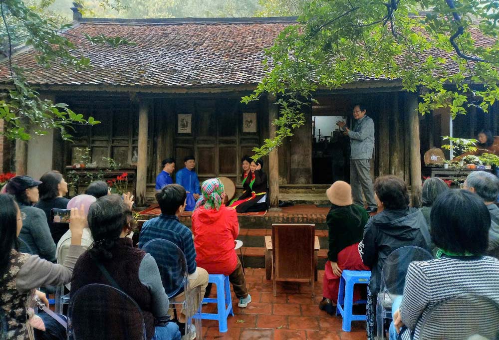 Musician Duong Thu shared with artists and guests in the show " artistic Bus". Photo: Provided by the enterprise