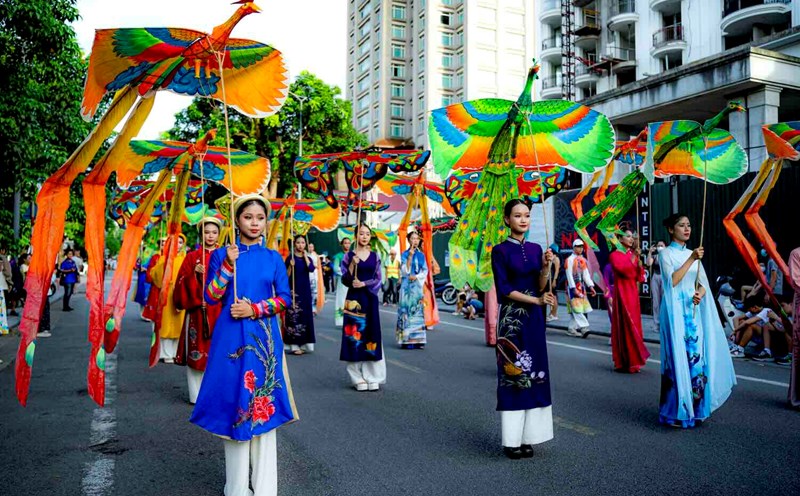 The opening night art program in Hue was staged grandly with the participation and performance of more than 800 famous actors, singers and artists. Photo: Le Dinh Hoang.