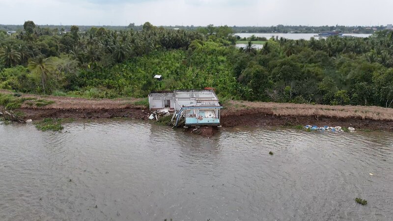 Stuck in the islet because they cannot sell land, worried about landslides. Photo: Hoang Loc