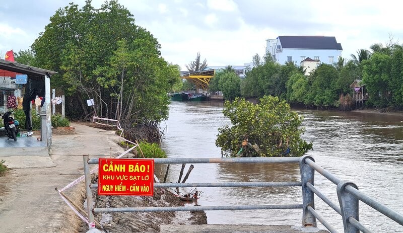 Landslides in Bac Lieu city make travel difficult. Photo: Nhat Ho