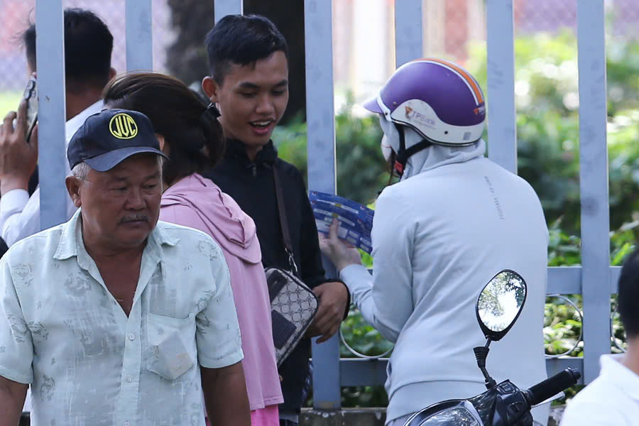 Many people offered tickets to watch the match of the Vietnam team outside Binh Duong Stadium. Photo: Thanh Vu