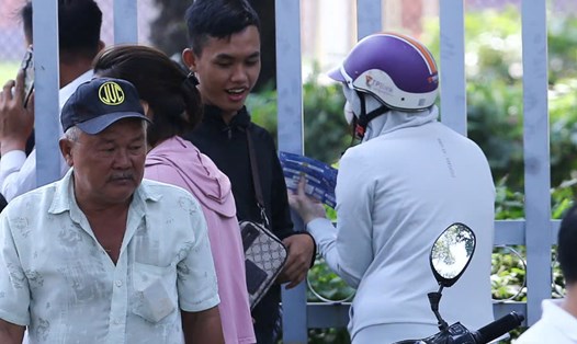 Nhiều người chào bán vé xem trận đấu của đội tuyển Việt Nam bên ngoài sân vận động Bình Dương. Ảnh: Thanh Vũ