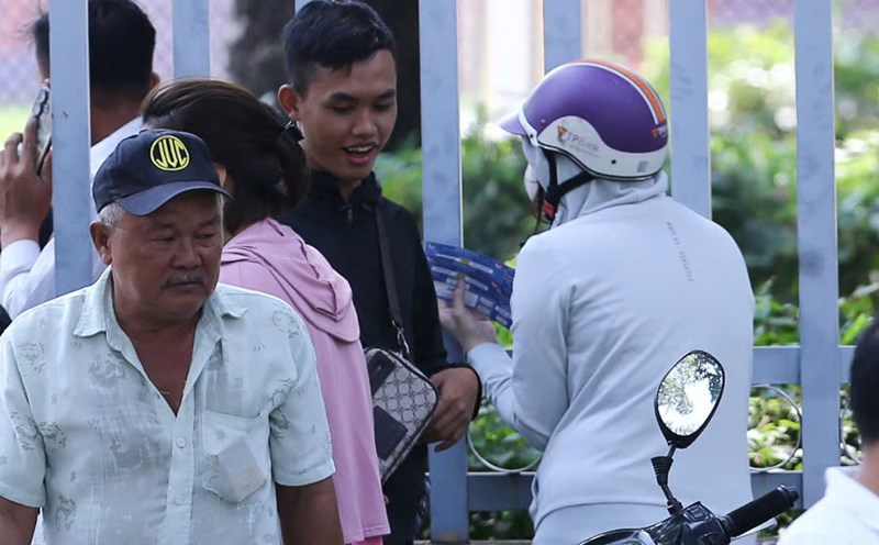 Many people offered tickets to watch the match of the Vietnam team outside Binh Duong Stadium. Photo: Thanh Vu