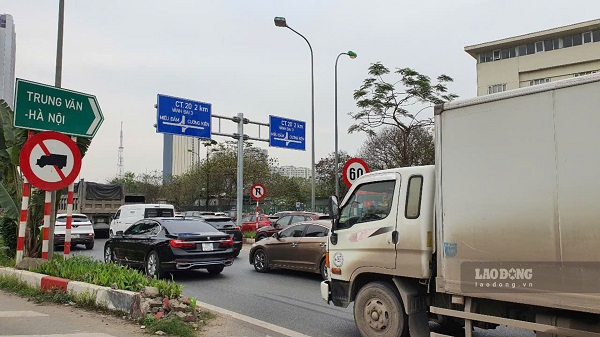 Thang Long Avenue is congested due to construction barriers. Photo: Minh Hanh taken at 9:00 a.m. on March 19.