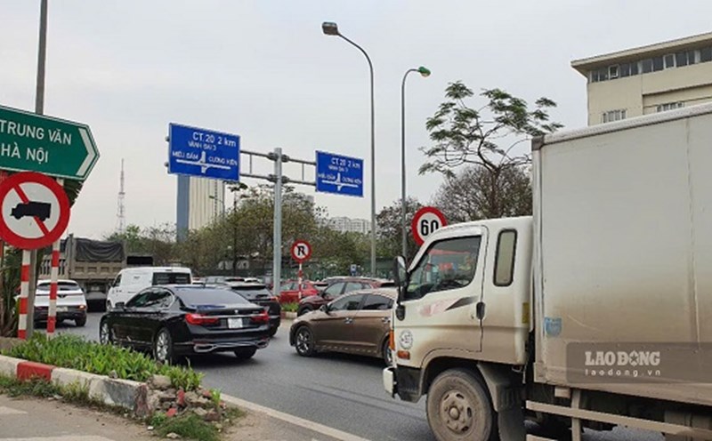 Thang Long Avenue is congested due to construction barriers. Photo: Minh Hanh taken at 9:00 a.m. on March 19.