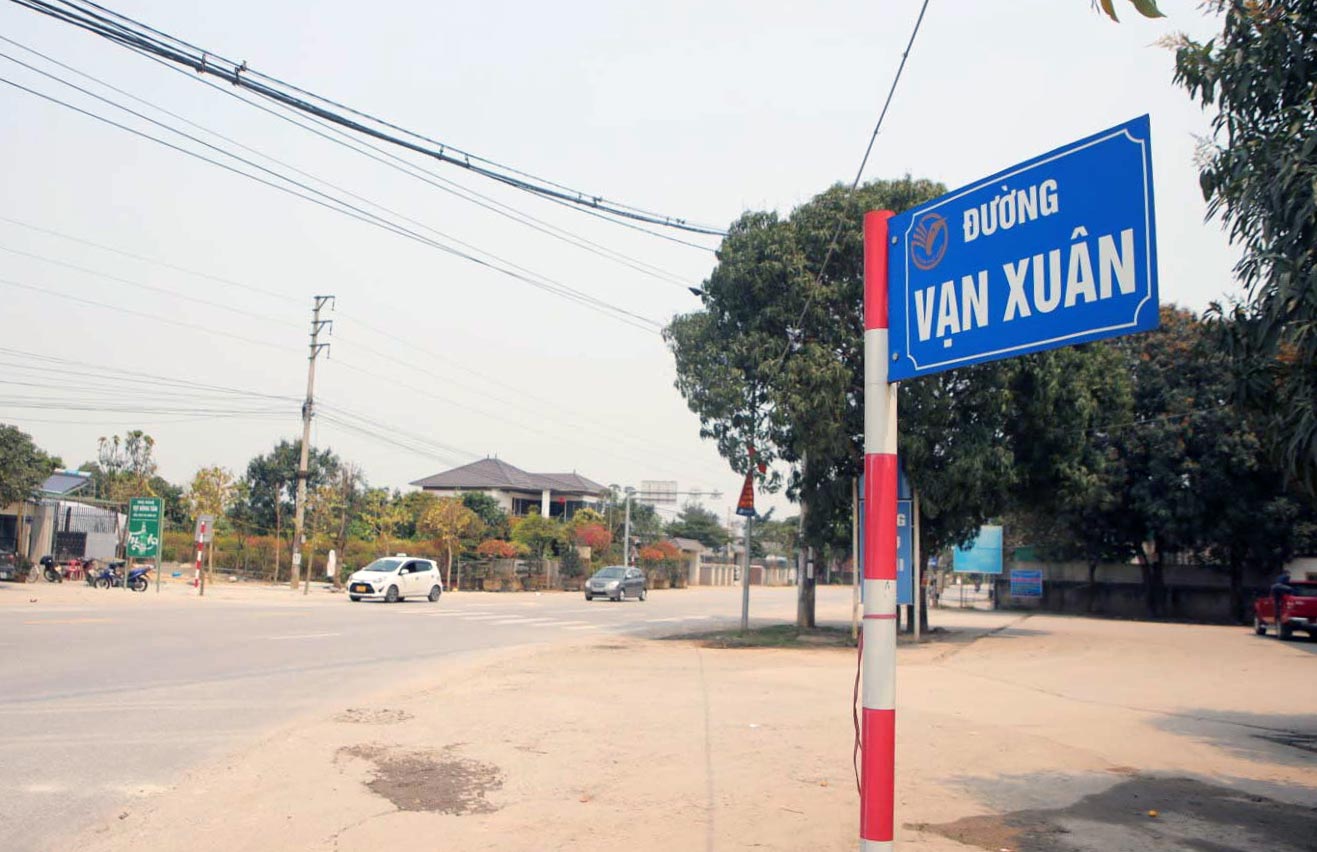 Duong Van Xuan hay con duoc goi la duong 35 met dai hon 8km, noi tu Quoc lo 46 den duong ven song Lam, di qua cac xa, phuong: Hung Hoa, Hung Loc, Nghi Duc va Nghi An cua TP. Vinh. Anh: Ba Thuan Duong Van Xuan hay con duoc goi la duong 35 met dai hon 8km, noi tu Quoc lo 46 den duong ven song Lam, di qua cac xa, phuong: Hung Hoa, Hung Loc, Nghi Duc va Nghi An cua TP. Vinh. Anh: Ba Thuan