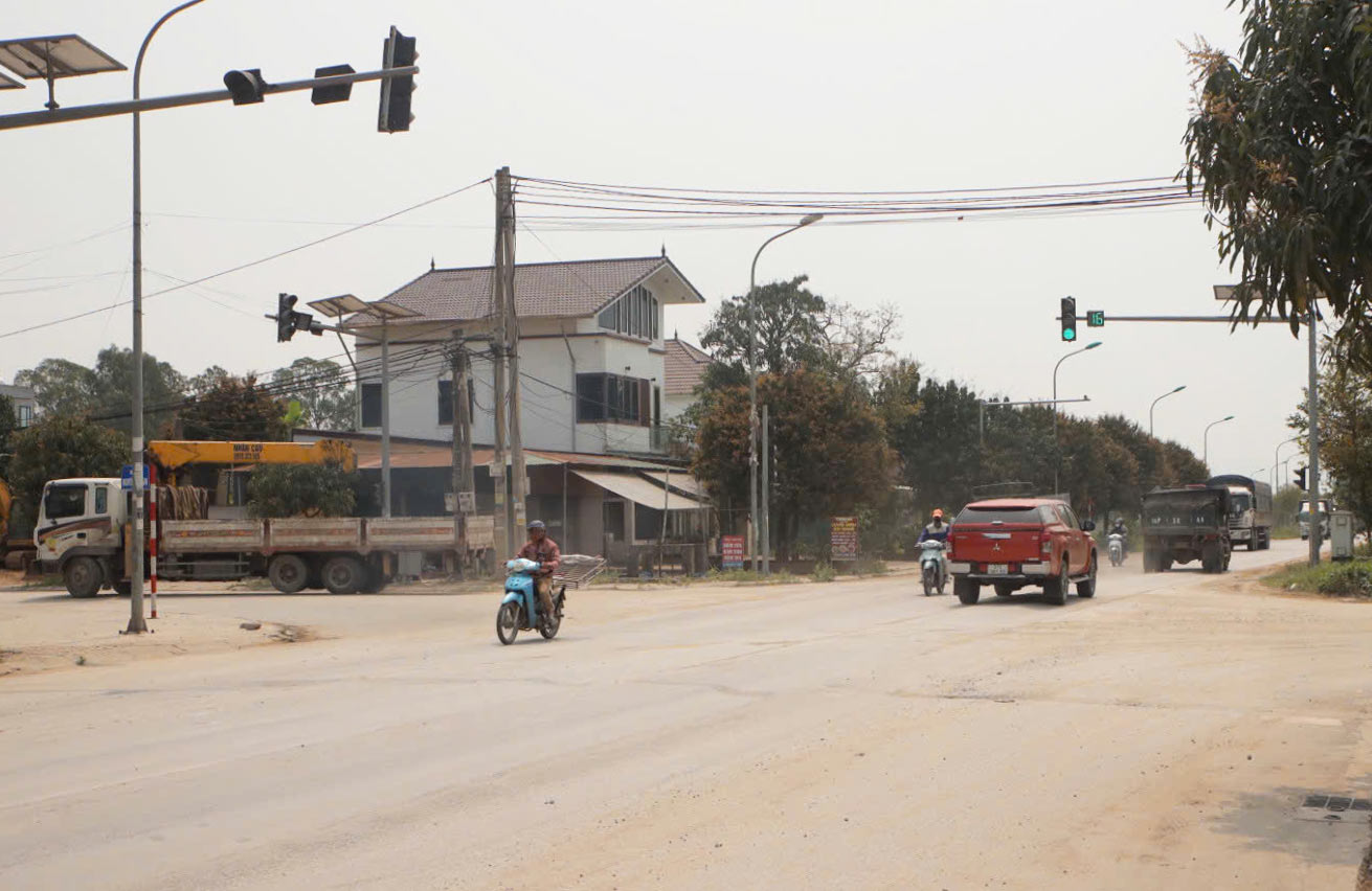 Ong Nguyen Sy Dieu – Pho Chu tich UBND TP. Vinh cho biet: Thanh pho da co to trinh gui UBND tinh de xuat dau tu du an cai tao, nang cap ket hop xay dung moi tuyen duong 35m, du kien bo tri trong ke hoach dau tu cong nguon von ngan sach tinh giai doan 2026-2030. Thanh pho da chi dao tang cuong tuan tra, kiem soat xe trong tai luu thong tren tuyen duong nay, giam thieu tinh trang xuong cap, nghien cuu bo tri them cac bien bao han che toc do, canh bao nguy hiem.  Anh: Ba Thuan