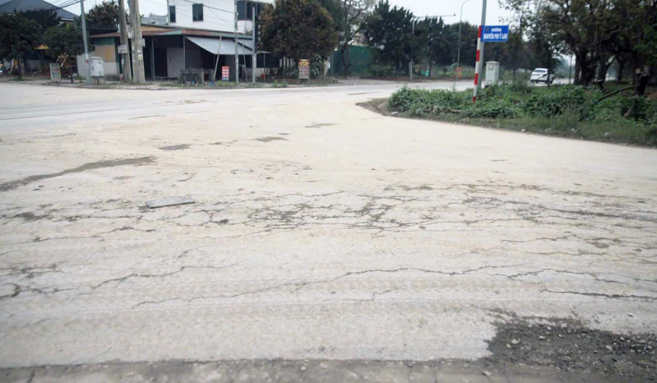 Nhung vet nut chang chit, nhung doan duong sut lun ngay mot lan rong xuat hien tai nhieu vi tri tren tuyen duong 35m o TP Vinh, trong khi cac vach chi duong tren tuyen da mo gan nhu hoan toan, gay kho khan cho nguoi tham gia giao thong ngan gon hon. Anh: Ba Thuan