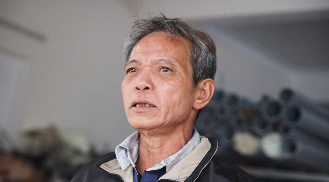 Ong Nguyen Hong Son, nguoi dan song gan tuyen duong 35 met, cho biet: “Tai tuyen duong nay cu 2-3 ngay lai xay ra mot vu nga xe do duong bi sut lun, co nguoi bi thuong xay xat, co truong hop bi gay tay gay chan”. Anh: Ba Thuan