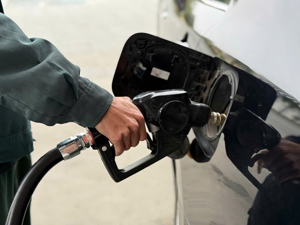 Gasoline prices have all decreased sharply. Photo: Ha Vy