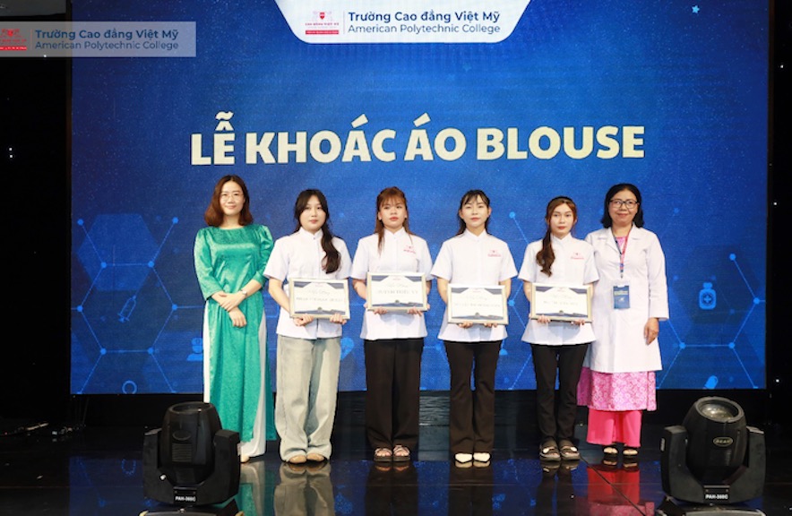 Le Khoac ao Blouse duoc dien ra trang trong va day y nghia. Anh: Cao dang Viet My