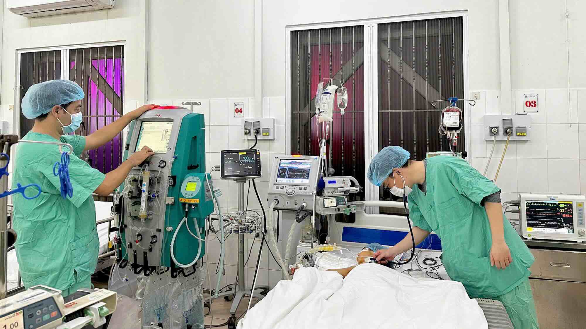Doctors at Hue Central Hospital promptly rescued the patient. Photo: Lan Huong