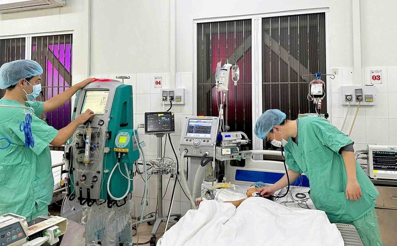 Doctors at Hue Central Hospital promptly rescued the patient. Photo: Lan Huong