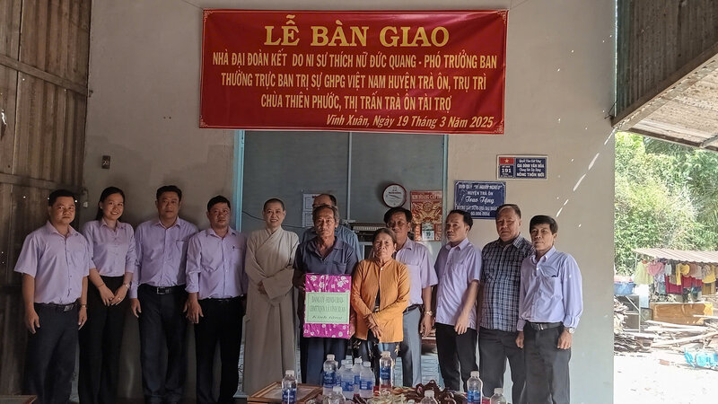 Handover of the first house in the temporary house removal program 2025. Photo: TTVH Tra On