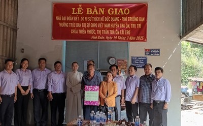 Handover of the first house in the temporary house removal program 2025. Photo: TTVH Tra On