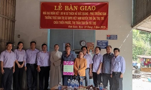 Bàn giao nhà đầu tiên trong chương trình xóa nhà tạm 2025. Ảnh: TTVH Trà Ôn