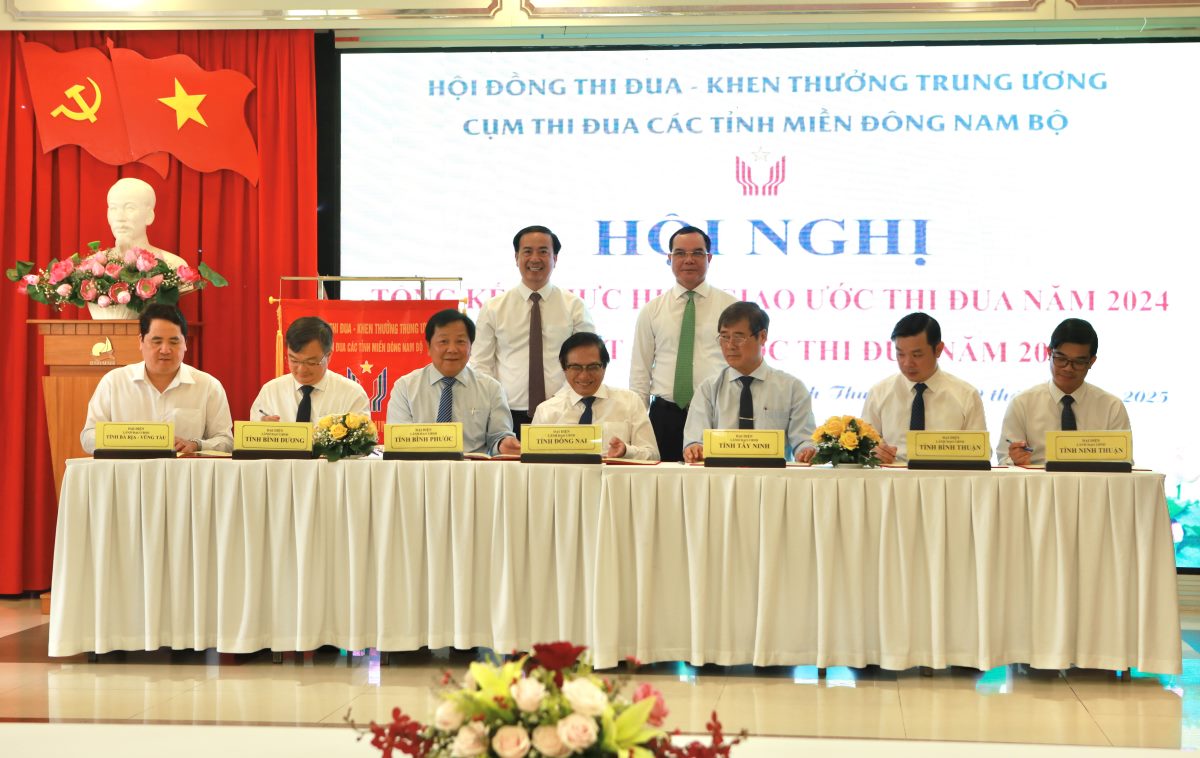 Dai dien 7 tinh trong cum ky ket giao uoc thi dua nam 2025. Anh: Duy Tuan 