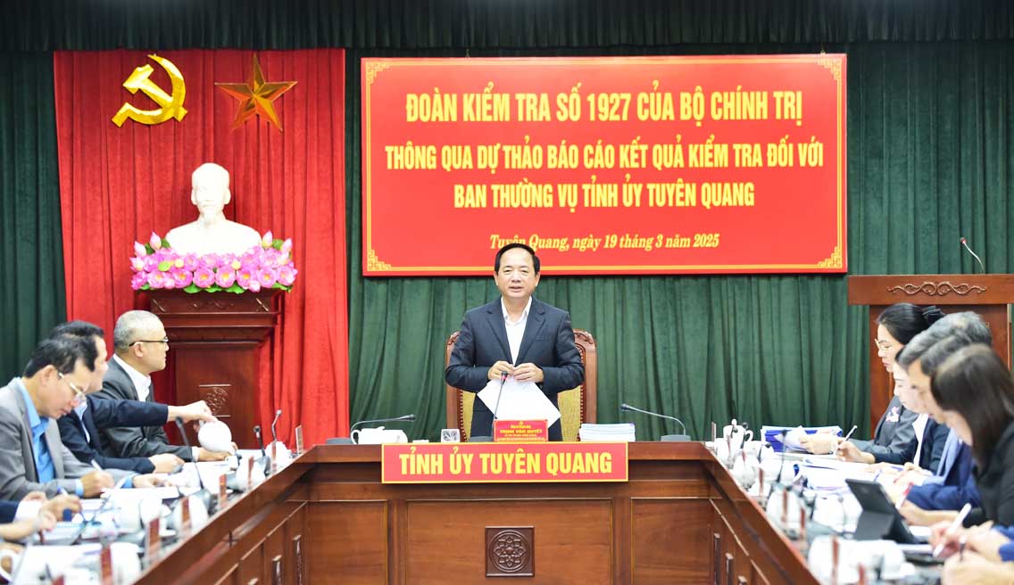 Senior General Trinh Van Quyet - Secretary of the Party Central Committee, Director of the General Department of Politics of the Vietnam People's Army worked with the Standing Committee of the Tuyen Quang Provincial Party Committee. Photo: Thanh Phuc.