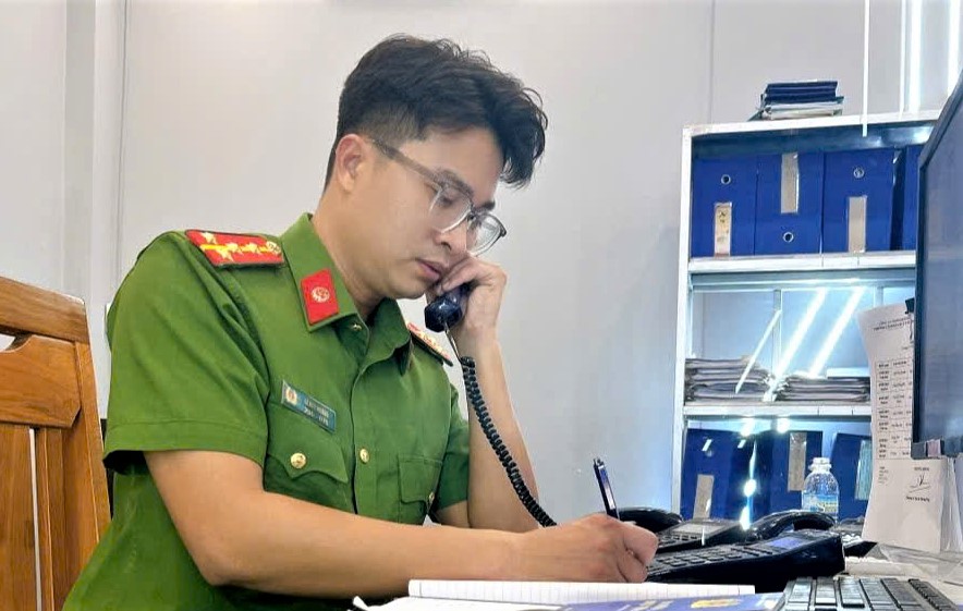 Trực ban tổng đài 114 Công an Khánh Hòa tiếp nhận thông tin báo cháy hàng ngày. Ảnh: Thảo Linh