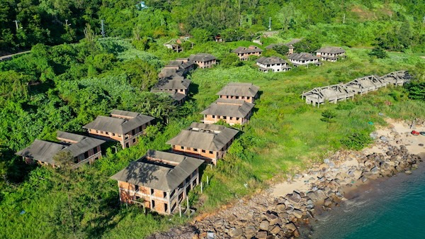 Da Nang has reviewed and identified 1,313 projects with violations that need to be adjusted. In the photo is an abandoned villa on Son Tra Island due to legal problems. Photo: Van Truc