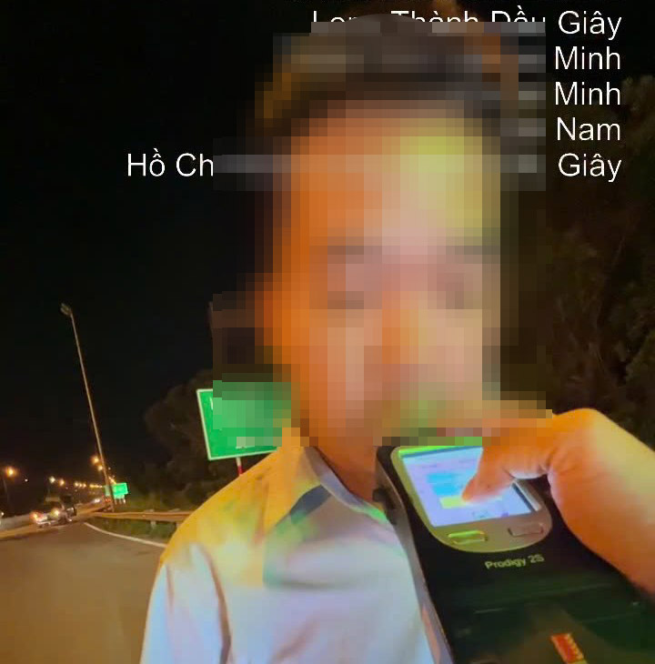 Driver D violated the alcohol concentration while driving a passenger bus on the highway and was fined by the traffic police. Photo: Provided by the police