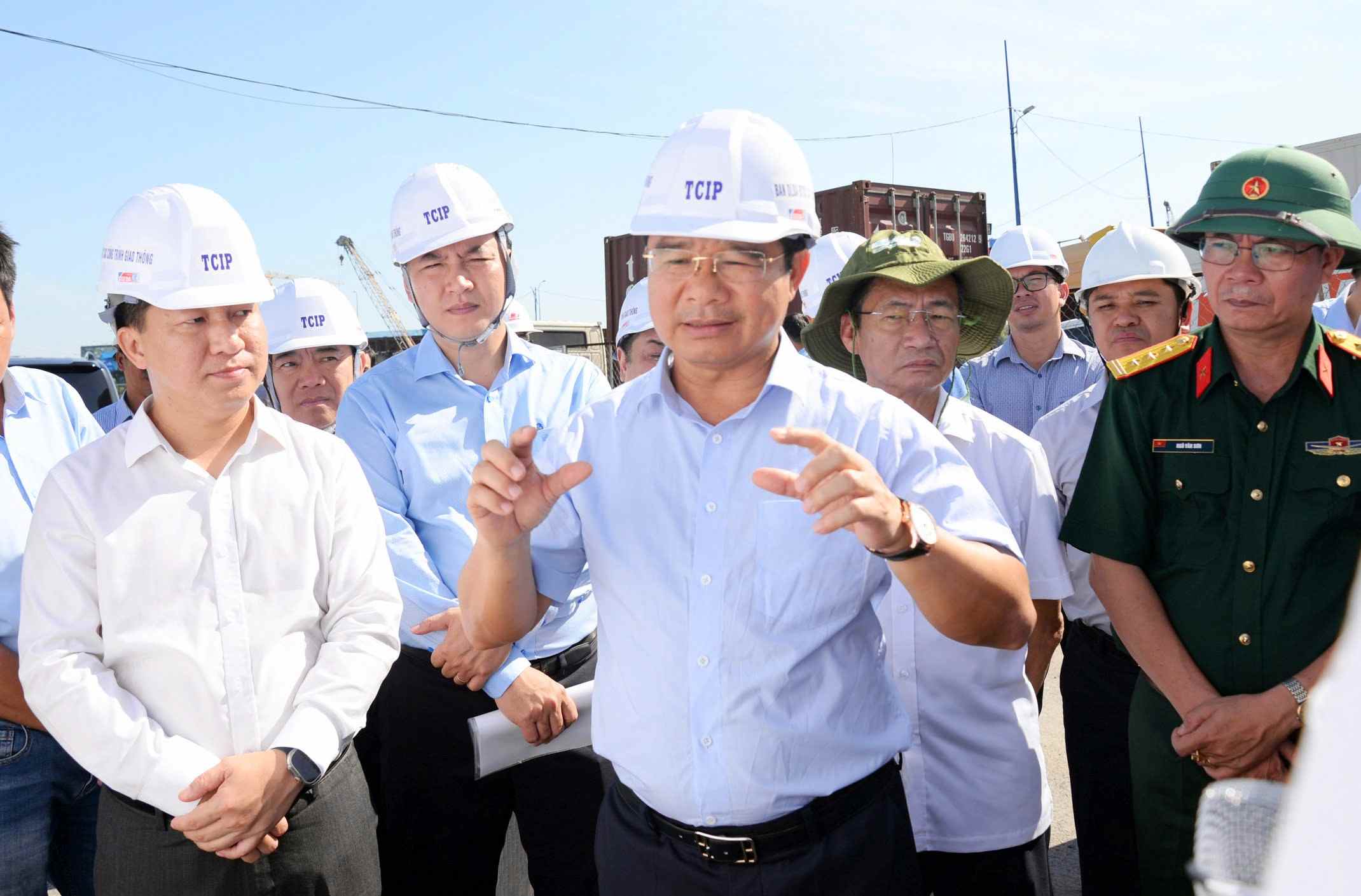 Chairman of the Ho Chi Minh City People's Committee Nguyen Van Duoc inspected the An Phu intersection (Thu Duc City) on March 12. Photo: Ha Khanh