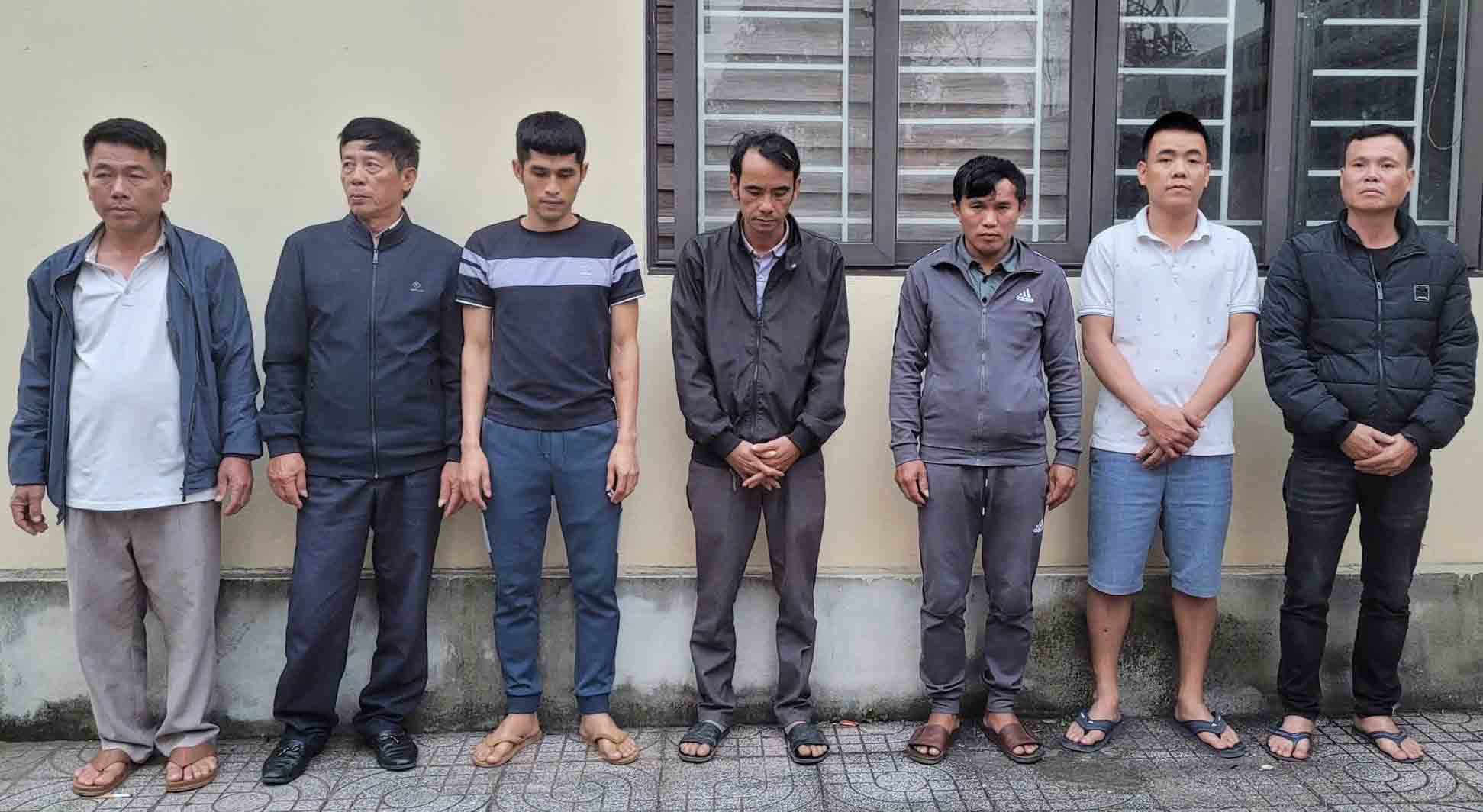 7 đối tượng bị bắt. Trong đó, 1 đối tượng bị khởi tố tội tổ chức đánh bạc, 6 đối tượng bị khởi tố tội đánh bạc. Ảnh: Công an Hà Tĩnh.