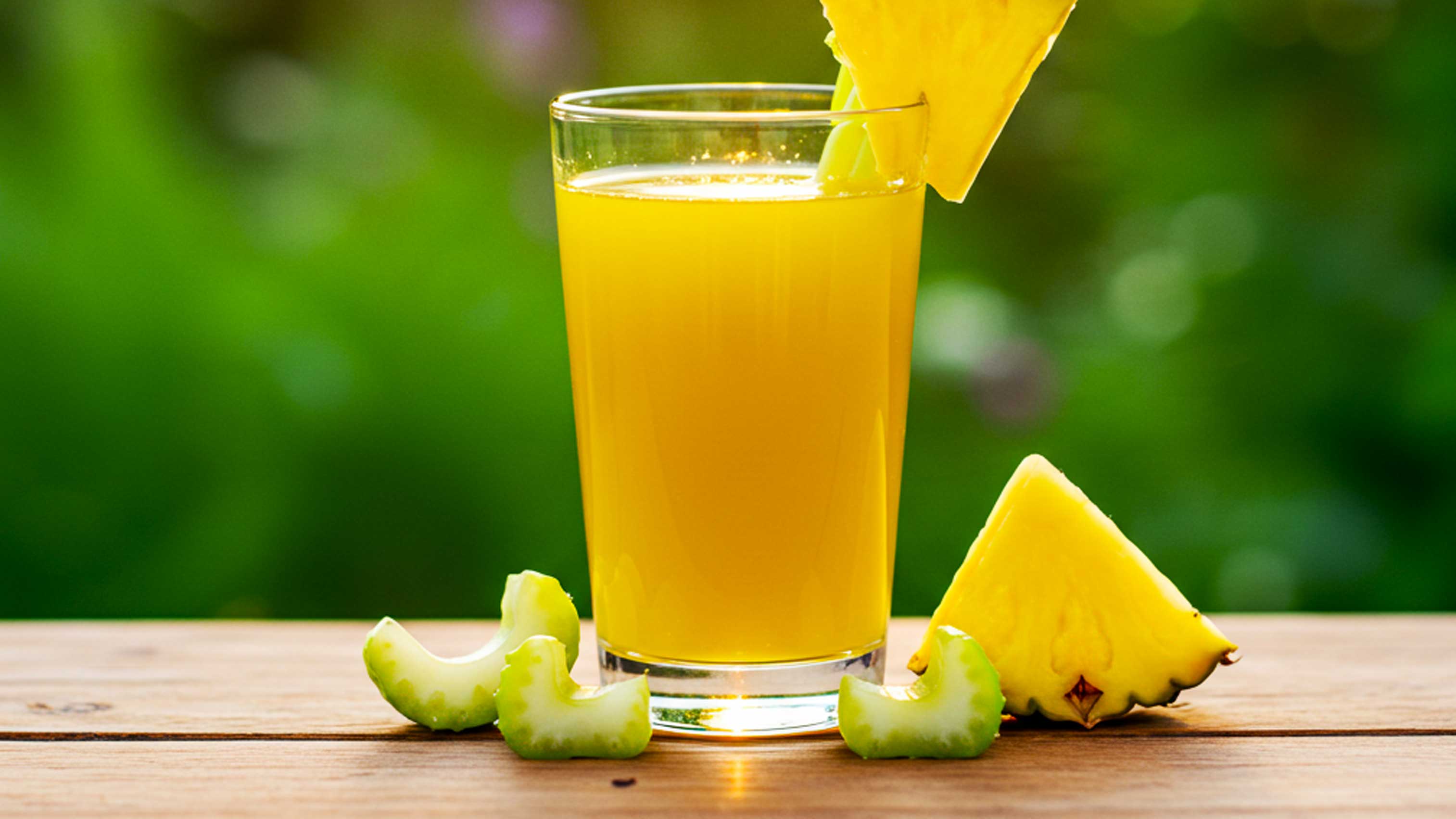 Pineapple and celery smoothie can help prevent water retention, promoting healthy weight loss. Photo: AI
