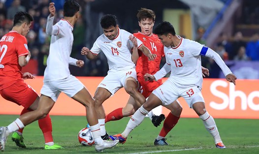 Tuyển Indonesia (áo trắng) có sự thay đổi lớn trước khi gặp Australia. Ảnh: Minh Dân