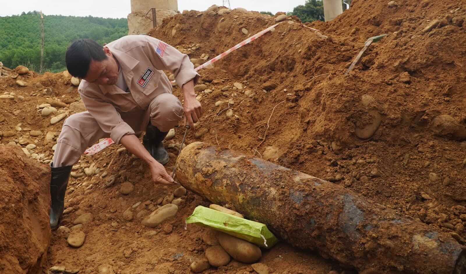 The nearly 120kg bomb was discovered in Quang Binh. Photo: MAG