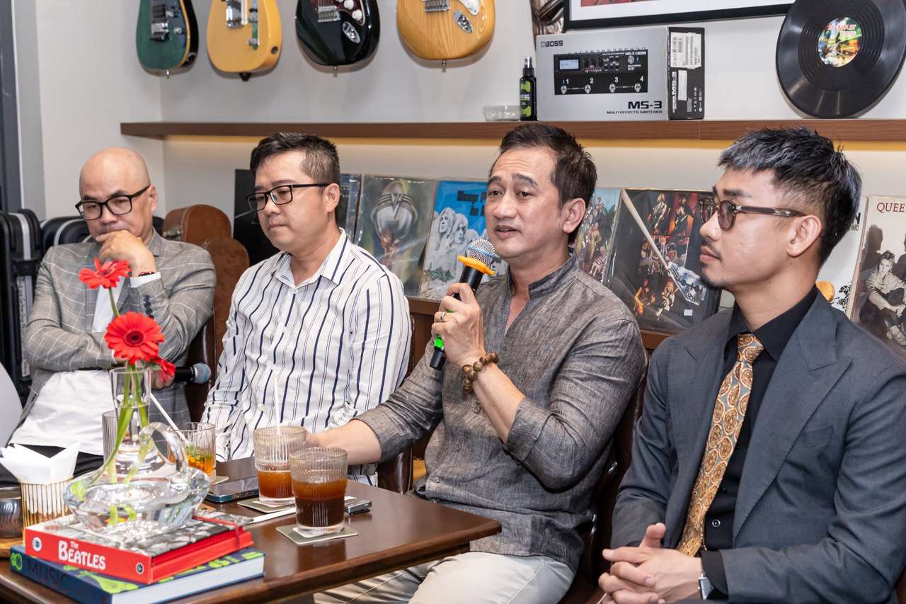 Musicians Vu Minh Duc and Nguyen Dinh Tuan Dung in "Lay in the dream of going home". Photo: Xi Muoi.