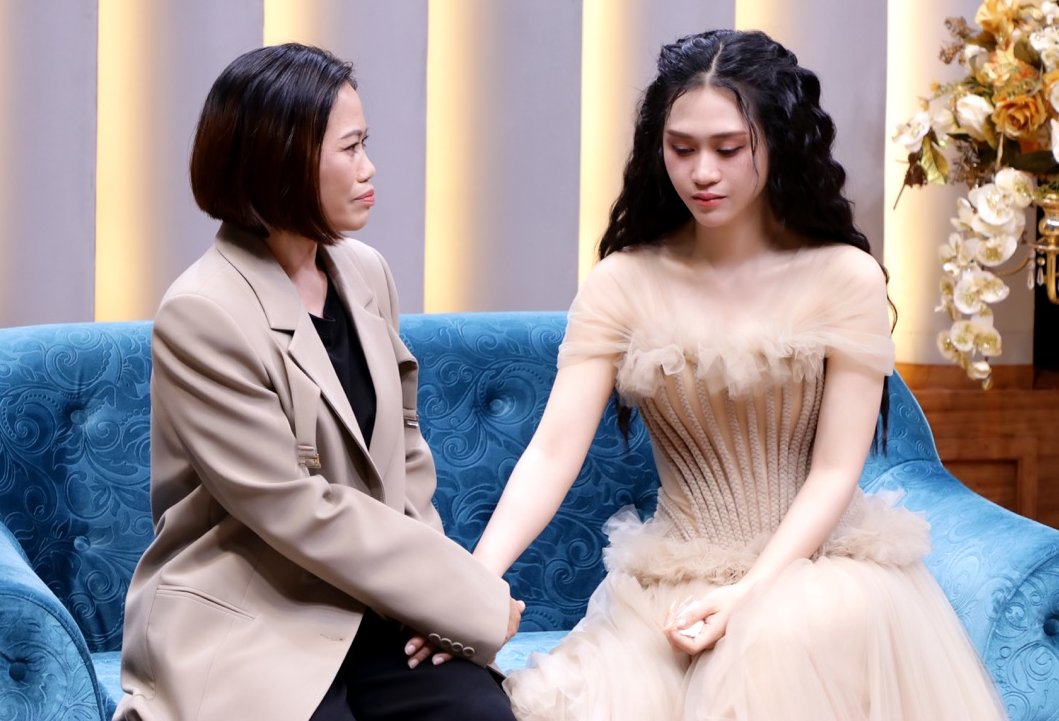 Singer Jee Tran and his mother. Photo: Jet provided.