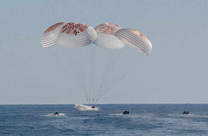 SpaceX's crew Dragon spacecraft successfully brought the two crew members stranded on the ISS back to Earth safely. Photo: AFP