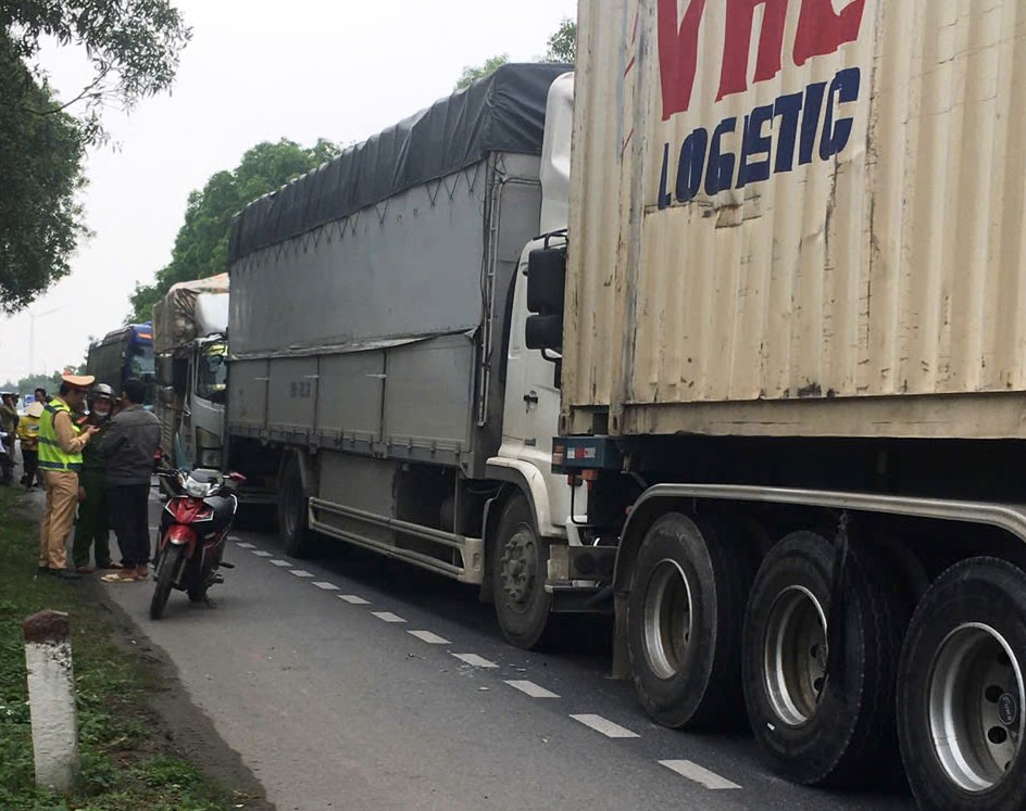 4 cars collided in a row on the National Highway 1 flood avoidance route through Le Thuy district. Photo: Xuan Truong