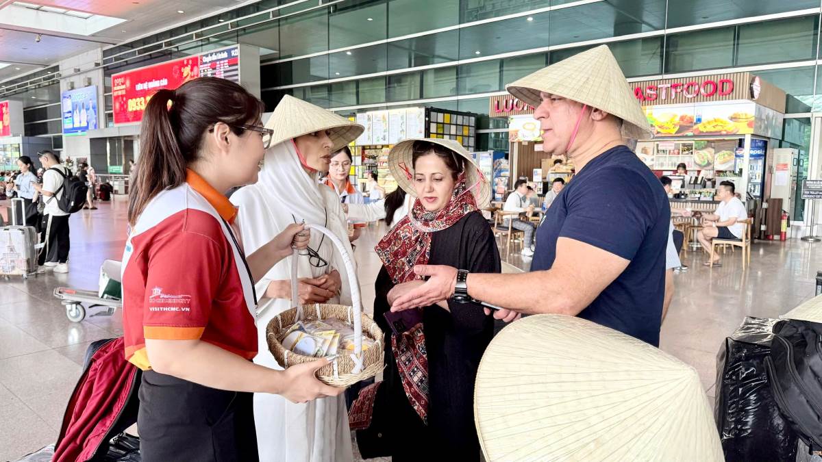 Ho Chi Minh City welcomes the first group of charter visitors from Iran. Photo: Provided by the Ho Chi Minh City Department of Tourism