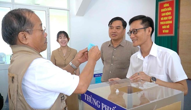 Households draw lots to resettle the Bien Hoa - Vung Tau expressway through Bien Hoa city. Photo: HAC