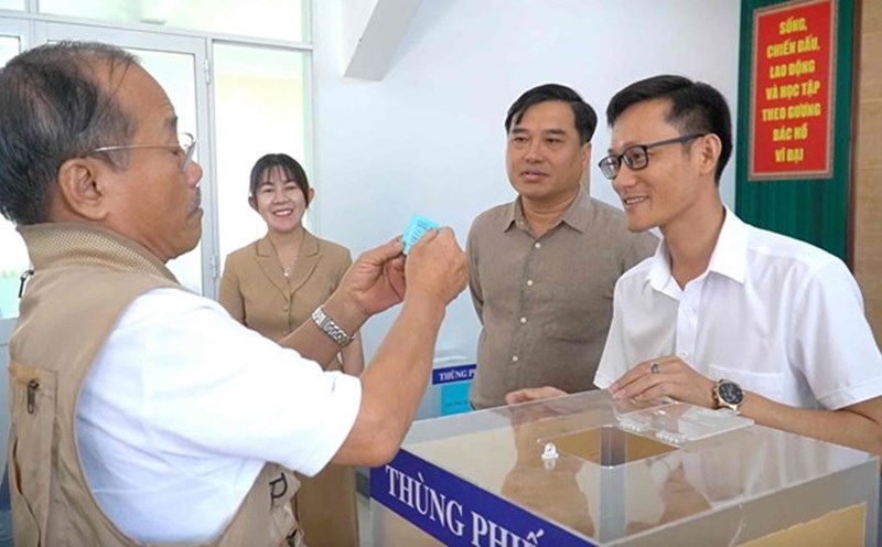 Households draw lots to resettle the Bien Hoa - Vung Tau expressway through Bien Hoa city. Photo: HAC